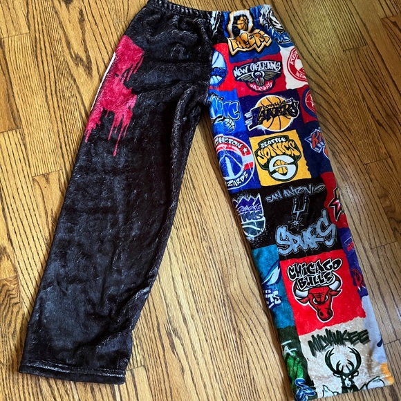 NBA boys fuzzy lounge pants - Picture 2 of 5